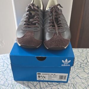 Adidas Charcoal,Brown and Off White Country OG Sneakers. Size 9.5